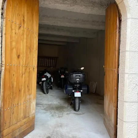A Baldaquin Maison De L'eglise Du Couvent