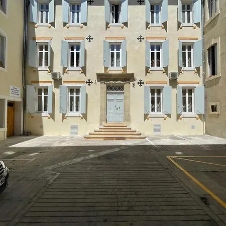 Guest house A Baldaquin Maison De L'eglise Du Couvent *