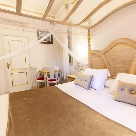 A Baldaquin Maison De L'eglise Du Couvent Guest house Narbonne