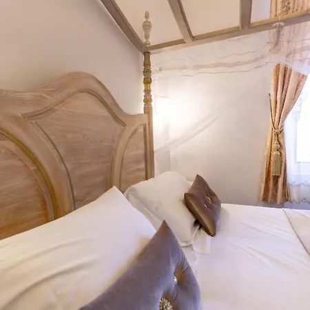 Guest house A Baldaquin Maison De L'eglise Du Couvent *