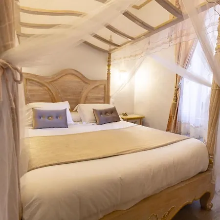 A Baldaquin Maison De L'eglise Du Couvent Guest house
