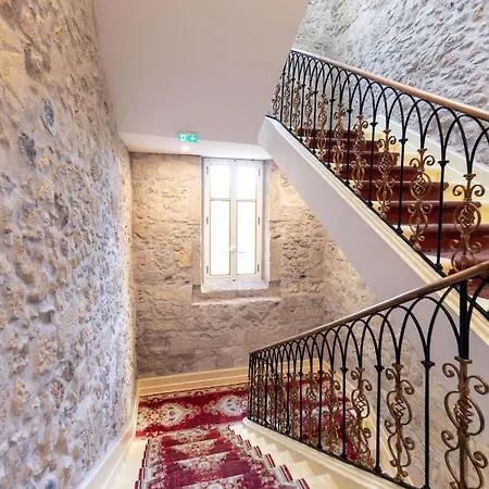 Guest house A Baldaquin Maison De L'eglise Du Couvent *