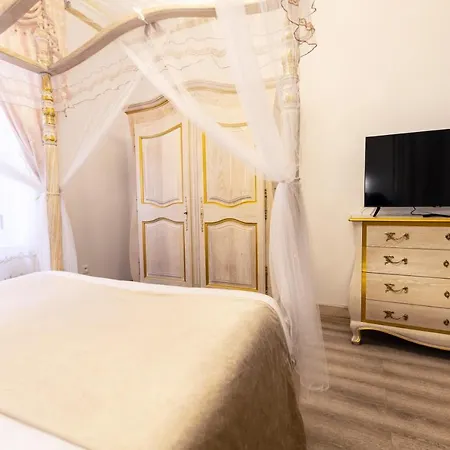 A Baldaquin Maison De L'eglise Du Couvent 3*