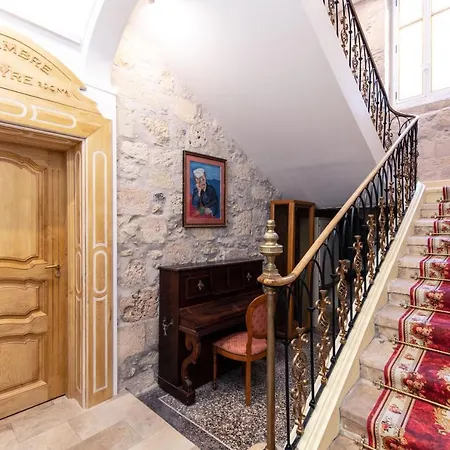 A Baldaquin Maison De L'église Du Couvent Pensión *