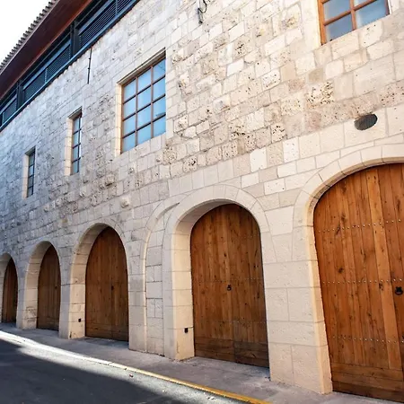 A Baldaquin Maison De L'église Du Couvent Pensión