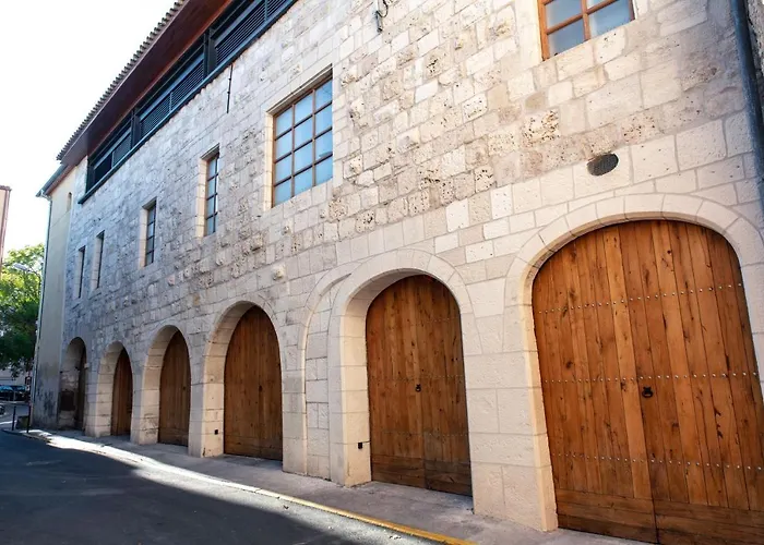 A Baldaquin Maison De L'eglise Du Couvent Pensionat